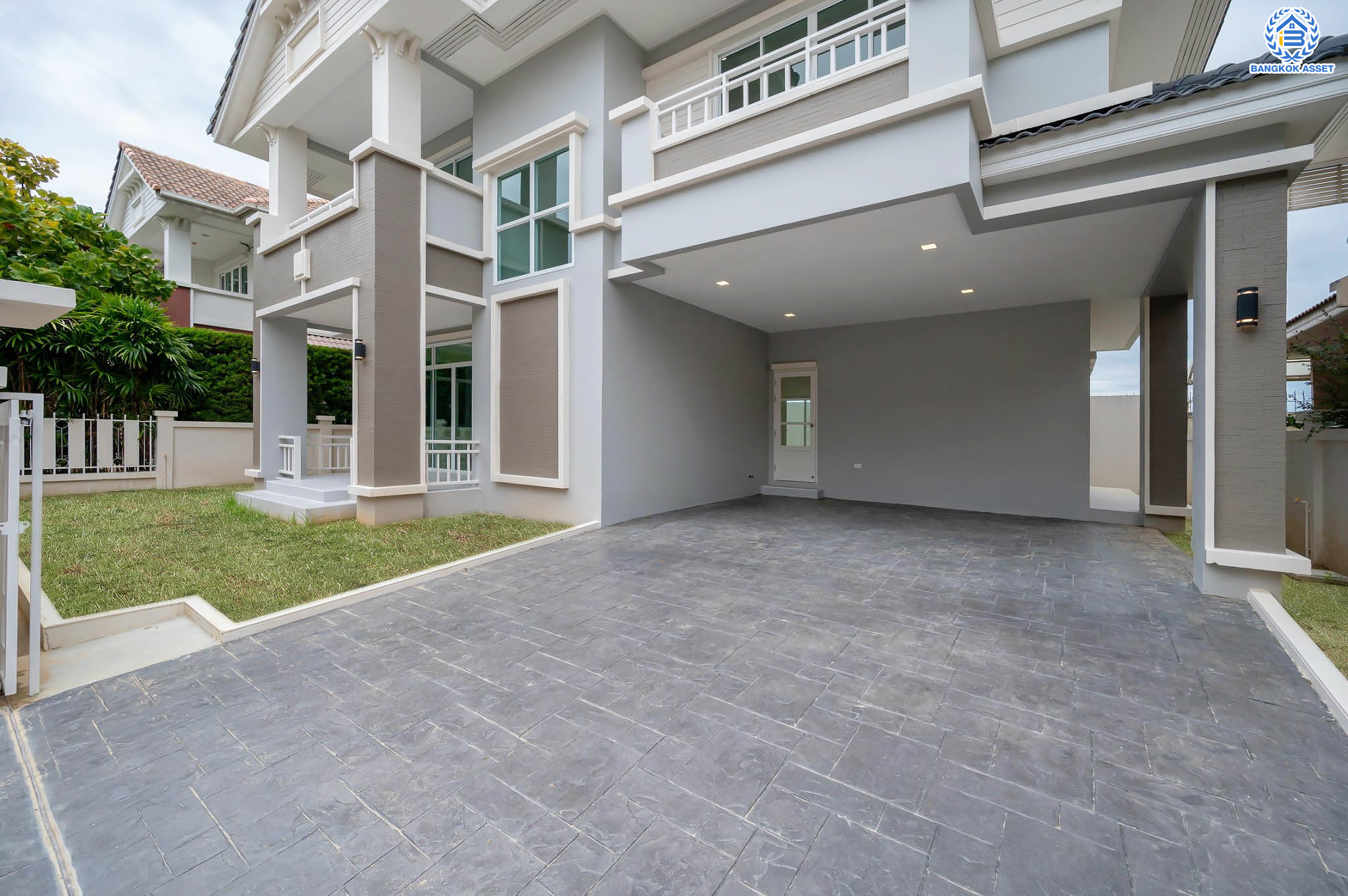 บ้านมือสองตกแต่งใหม่ โครงการ นาราวัลย์ บรมราชชนนี เนื้อที่ 71.8 ตร.ว. ฟังก์ชัน 3 ห้องนอน 4 ห้องน้ำ 1 ห้องแม่บ้าน จอดรถได้ 2 คัน บนพื้นที่ใช้สอยเกือบ 220.58 ตร.ม. พร้อมพื้นที่สีเขียวสนามหญ้ากว้างขวาง ตอบโจทย์ครอบครัวใหญ่ บนทำเลศักยภาพ เชื่อมต่อทั้งถนนกาญจนาภิเษก และทางคู่ขนานลอยฟ้าบรมราชชนนี ใกล้ ม.มหิดล, สถานีขนส่งสายใต้ใหม่ และเซ็นทรัลปิ่นเกล้า